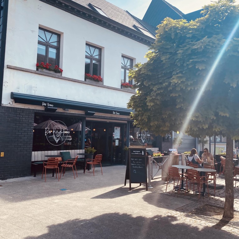 Gevel en terras van Bar Frans