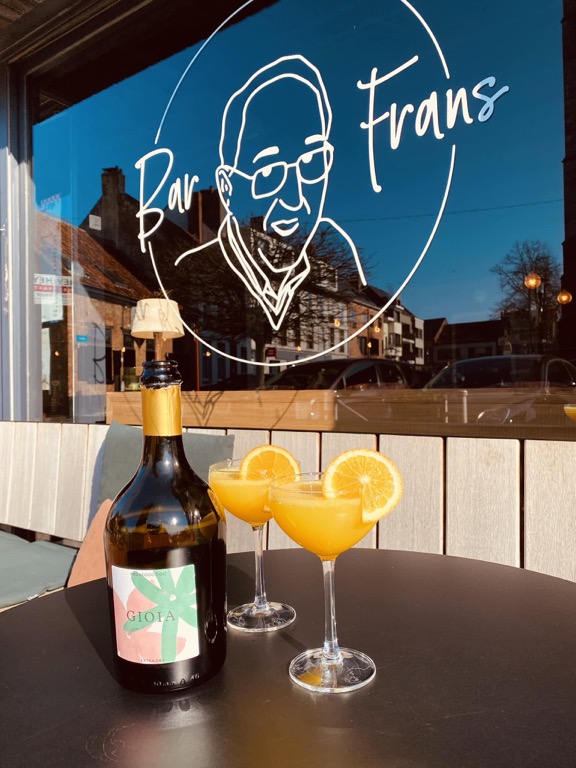 Mimosa's en prosecco voor het raam van Bar Frans